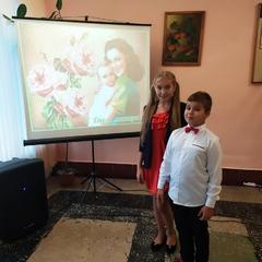«Души материнской свет», учащиеся и учителя школы сердечно поздравили мам и бабушек города и района с праздником Днем матери. Поздравления звучали во многих уголках города и района из уст наших воспитанников.